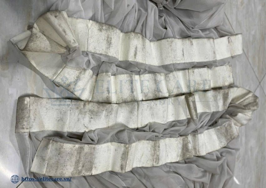 Rèm cửa bị mốc và bám bụi trước khi giặt tại Hà Nội